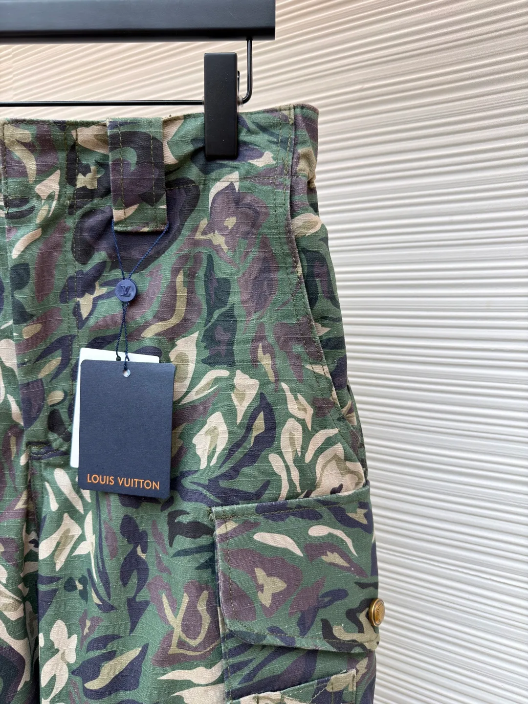 LOUIS VUITTON patch pocket overalls ●Original version: purchased and developed for 15700 ●Item number: 1681396-B70 ●Fabric: combed cotton fabric ●Technology: stone-ground light fermentation ●Color: camouflage ●Version: fitted version ●Weight: about 825 grams ●Size: 46-48-50-52 ●Description: Customized dark olive green double-sided yarn-dyed combed cotton, as warm as cotton, comfortable and close to the skin Jungle twilight, camouflage poetry, makes green transcend the boundaries of seasons and styles. It touches people's hearts with the depth of color. The patch embellishes the left pocket and becomes a low-key medal. LV's iconic Monogram disappears into the camouflage canvas, hiding the brand gene into the wild totem. Function first, aesthetics follows. Use the three-dimensional pockets on both sides as the skeleton to reshape the advanced form of pragmatism. A sense of luxury exuded from the inside out. A stunning work in the fashion feast, direct glaze spraying through high-precision digital nozzles and intelligent color management systems. Directly print the pattern on the surface of the fabric in a point-to-point manner. Turn the pattern into a flowing glaze and touch the texture of the fabric. Let the pattern have a visual impact and ergonomic three-dimensional cutting. Return to the traditional craftsmanship through segmentation, folding, shrinking, and stretching techniques. The so-called slow work produces fine work, which is the respect for the material. The pursuit of feel. The workmanship is complex and tedious. Slow aging. High loss, stone grinding light fermentation ➕ pulling, bleaching and softening. Through the mutual friction between pumice and clothing. Produce wear and fading effects on the surface of denim by combining pulling and bleaching to produce a certain texture and stretch effect on the clothing while bleaching. The overall wiring is straight and delicate, the fabric is comfortable and soft, and the color is consistent without color difference. It can be matched with the same style to create a fashionable look and control various occasions. Customized accessories, complete with three standards, same style for men and women!